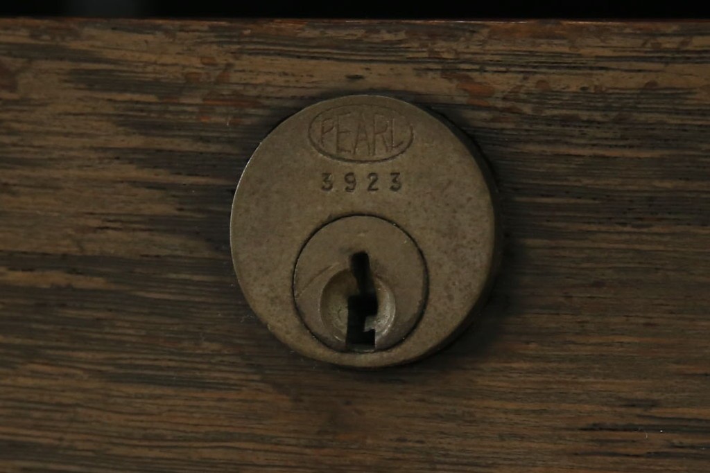 和製ビンテージ　神戸洋家具　永田良介商店　凝ったデザインがお部屋の雰囲気を高める両袖デスク　(R-053524)