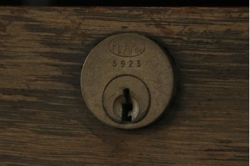 和製ビンテージ　神戸洋家具　永田良介商店　凝ったデザインがお部屋の雰囲気を高める両袖デスク　(R-053524)