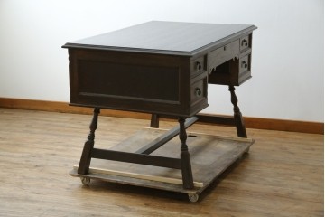 和製ビンテージ　神戸洋家具　永田良介商店　凝ったデザインがお部屋の雰囲気を高める両袖デスク　(R-053524)