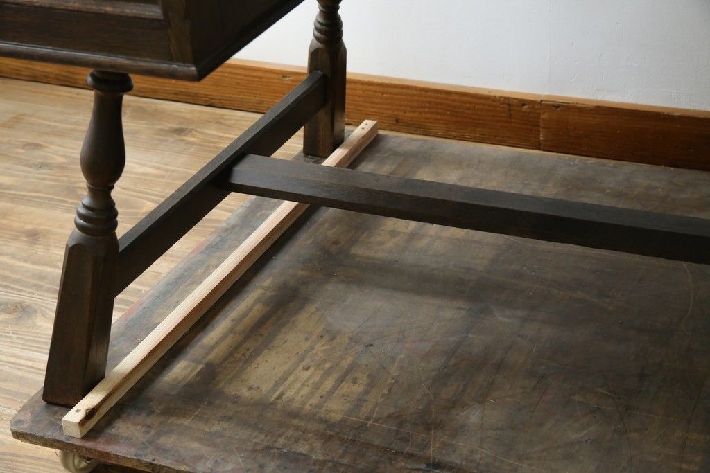 和製ビンテージ　神戸洋家具　永田良介商店　凝ったデザインがお部屋の雰囲気を高める両袖デスク　(R-053524)