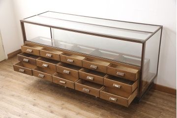 イギリスアンティーク　真鍮枠とオーク材が調和のとれたシャツケース(ガラスケース、ショーケース、陳列棚、店舗什器、引き出し)(R-053525)