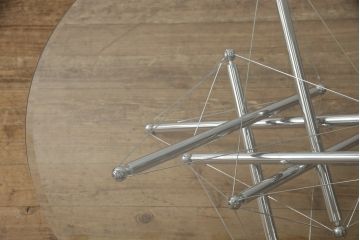 中古　Cassina(カッシーナ)製　713　スタイリッシュなデザインがワンランク上の暮らしを演出するローテーブル(センターテーブル、サイドテーブル、ガラス)(定価約46万円)(R-053529)