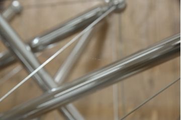 中古　Cassina(カッシーナ)製　713　スタイリッシュなデザインがワンランク上の暮らしを演出するローテーブル(センターテーブル、サイドテーブル、ガラス)(定価約46万円)(R-053529)