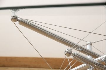 中古　Cassina(カッシーナ)製　713　スタイリッシュなデザインがワンランク上の暮らしを演出するローテーブル(センターテーブル、サイドテーブル、ガラス)(定価約46万円)(R-053529)