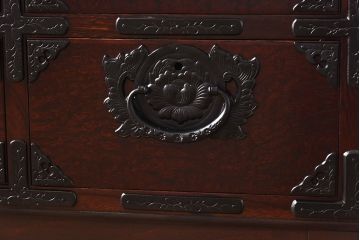 中古　岩谷堂箪笥　牡丹紋様金具が豪華な箪笥サイドボード(サイドチェスト、衣装箪笥)(R-053530)