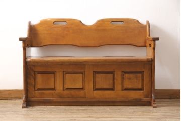中古　民芸家具　カバ材(樺材)　ほっこりとした温かみのある空間づくりにおすすめなベンチ(アーム付きベンチ、2人掛け、二人掛け、長椅子、板座)(R-053533)