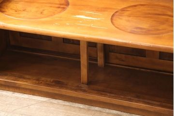 中古　民芸家具　カバ材(樺材)　ほっこりとした温かみのある空間づくりにおすすめなベンチ(アーム付きベンチ、2人掛け、二人掛け、長椅子、板座)(R-053533)