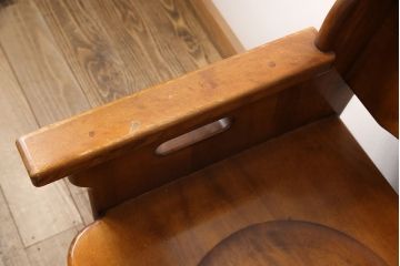 中古　民芸家具　カバ材(樺材)　ほっこりとした温かみのある空間づくりにおすすめなベンチ(アーム付きベンチ、2人掛け、二人掛け、長椅子、板座)(R-053533)