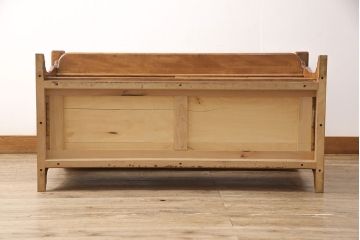 中古　民芸家具　カバ材(樺材)　ほっこりとした温かみのある空間づくりにおすすめなベンチ(アーム付きベンチ、2人掛け、二人掛け、長椅子、板座)(R-053533)