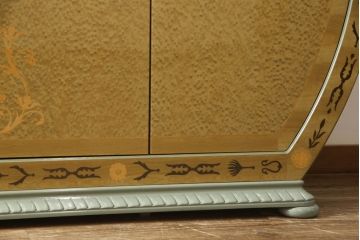中古　最高級イタリア輸入家具　バーズアイメープルと細やかな装飾が美しいサイドボード(定価約250万円)(キャビネット、サイドキャビネット、収納棚)(R-053540)