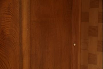 ビンテージ家具　未使用展示品　三方肥松(老松、アブラマツ)　珍しい材でつくられた小振りな戸棚(収納棚、茶棚、茶箪笥、ヴィンテージ)(R-053541)
