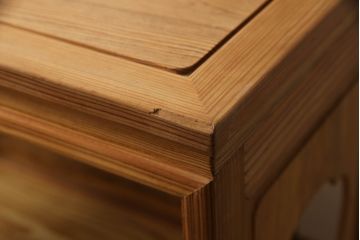 ビンテージ家具　未使用展示品　三方肥松(老松、アブラマツ)　珍しい材でつくられた小振りな戸棚(収納棚、茶棚、茶箪笥、ヴィンテージ)(R-053541)