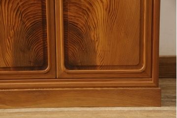 ビンテージ家具　未使用展示品　三方肥松(老松、アブラマツ)　珍しい材でつくられた小振りな戸棚(収納棚、茶棚、茶箪笥、ヴィンテージ)(R-053541)