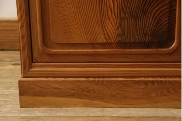 ビンテージ家具　未使用展示品　三方肥松(老松、アブラマツ)　珍しい材でつくられた小振りな戸棚(収納棚、茶棚、茶箪笥、ヴィンテージ)(R-053541)
