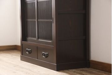 中古　超美品　栗材　上質な和の空間にぴったりな小振りな水屋箪笥(食器棚、茶箪笥、戸棚、収納棚)(R-053543)