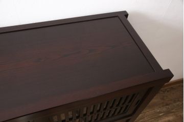 中古　超美品　栗材　上質な和の空間にぴったりな小振りな水屋箪笥(食器棚、茶箪笥、戸棚、収納棚)(R-053543)