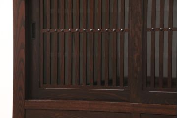 中古　超美品　栗材　上質な和の空間にぴったりな小振りな水屋箪笥(食器棚、茶箪笥、戸棚、収納棚)(R-053543)