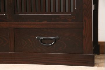 中古　超美品　栗材　上質な和の空間にぴったりな小振りな水屋箪笥(食器棚、茶箪笥、戸棚、収納棚)(R-053543)