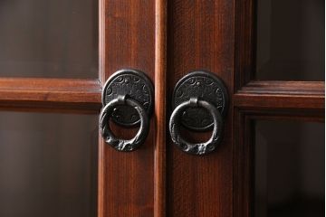 中古　美品　岩谷堂箪笥　ケヤキ材　漆塗りと迫力ある木目が美しい書棚(本棚、本箱、ブックケース、戸棚、収納棚、キャビネット)(R-053544)