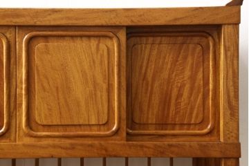和製ビンテージ　未使用展示品　三方トチ材　格子がアクセントの趣ある飾り棚(戸棚、収納棚、茶棚、ヴィンテージ)(R-053546)