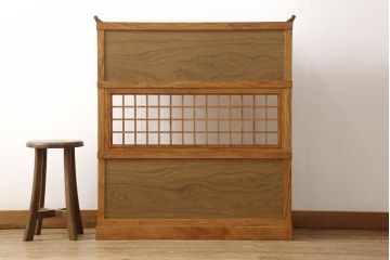 和製ビンテージ　未使用展示品　三方トチ材　格子がアクセントの趣ある飾り棚(戸棚、収納棚、茶棚、ヴィンテージ)(R-053546)