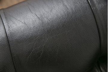 中古　イタリア高級家具　SELVA(セルバ)　本革　品のある佇まいが美しい1人掛けソファ(定価約43万円)(アームチェア、一人掛けソファ、椅子、イス)(R-053554)