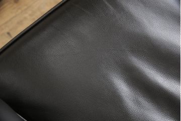 中古　イタリア高級家具　SELVA(セルバ)　本革　品のある佇まいが美しい1人掛けソファ(定価約43万円)(アームチェア、一人掛けソファ、椅子、イス)(R-053554)