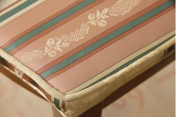 中古　DREXEL HERITAGE(ドレクセルヘリテイジ)　FRANCESCA(フランチェスカ)シリーズ　ストライプと小花の柄がかわいらしいチェア4脚セット(定価約64万円・4脚)(ダイニングチェア、椅子、イス)(R-053557)