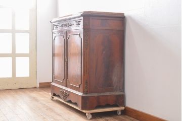 イタリアアンティーク　大理石天板と象嵌細工の美しさ、そこにしんちゅう(真鍮)金具が華をそえる豪華なつくりのサイドボード(収納棚、戸棚、キャビネット)(R-053558)