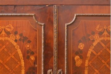 イタリアアンティーク　大理石天板と象嵌細工の美しさ、そこにしんちゅう(真鍮)金具が華をそえる豪華なつくりのサイドボード(収納棚、戸棚、キャビネット)(R-053558)