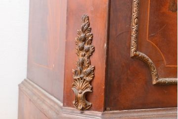 イタリアアンティーク　大理石天板と象嵌細工の美しさ、そこにしんちゅう(真鍮)金具が華をそえる豪華なつくりのサイドボード(収納棚、戸棚、キャビネット)(R-053558)