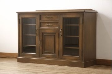 中古　美品　神戸洋家具　上質なつくりと凝ったデザインが魅力的なサイドボード(キャビネット、収納棚、戸棚)(R-053562)