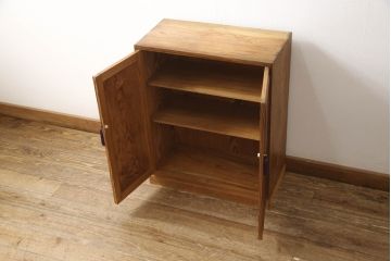 ビンテージ家具　未使用展示品　肥松(老松、アブラマツ)　珍しい材でつくられた小振りな戸棚(収納棚、茶棚、茶箪笥、ヴィンテージ)(R-053566)