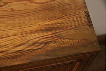 ビンテージ家具　未使用展示品　肥松(老松、アブラマツ)　珍しい材でつくられた小振りな戸棚(収納棚、茶棚、茶箪笥、ヴィンテージ)(R-053566)
