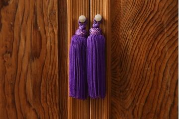 ビンテージ家具　未使用展示品　肥松(老松、アブラマツ)　珍しい材でつくられた小振りな戸棚(収納棚、茶棚、茶箪笥、ヴィンテージ)(R-053566)