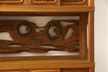 ビンテージ家具　未使用展示品　三方肥松(老松、アブラマツ)　珍しい材でつくられた、木目の美しさが目を引く茶棚(収納棚、茶箪笥、飾り棚、ヴィンテージ)(R-053567)