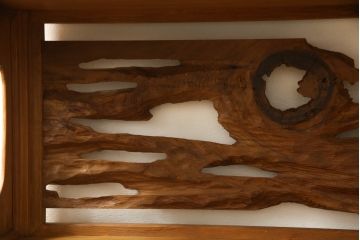 ビンテージ家具　未使用展示品　三方肥松(老松、アブラマツ)　珍しい材でつくられた、木目の美しさが目を引く茶棚(収納棚、茶箪笥、飾り棚、ヴィンテージ)(R-053567)