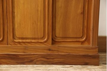 ビンテージ家具　未使用展示品　三方肥松(老松、アブラマツ)　珍しい材でつくられた、木目の美しさが目を引く茶棚(収納棚、茶箪笥、飾り棚、ヴィンテージ)(R-053567)