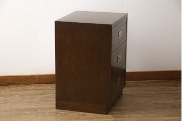 中古　カリモク　domani(ドマーニ)　Morganton(モーガントン)　直線的なフォルムとゴールドの金具がお洒落なドロアーチェスト(サイドチェスト)(定価約12万円)(R-053569)