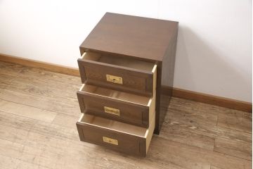 中古　カリモク　domani(ドマーニ)　Morganton(モーガントン)　直線的なフォルムとゴールドの金具がお洒落なドロアーチェスト(サイドチェスト)(定価約12万円)(R-053570)