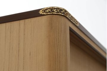 中古　美品　大阪泉州　衣装盆付き　黒檀のアクセントが粋な雰囲気を醸し出す総桐箪笥(桐たんす、着物箪笥、引き出し、チェスト)(定価約200万円)(R-053576)