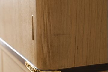 中古　美品　大阪泉州　衣装盆付き　黒檀のアクセントが粋な雰囲気を醸し出す総桐箪笥(桐たんす、着物箪笥、引き出し、チェスト)(定価約200万円)(R-053576)