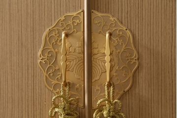 中古　美品　大阪泉州　衣装盆付き　黒檀のアクセントが粋な雰囲気を醸し出す総桐箪笥(桐たんす、着物箪笥、引き出し、チェスト)(定価約200万円)(R-053576)