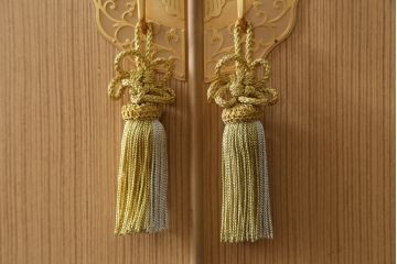 中古　美品　大阪泉州　衣装盆付き　黒檀のアクセントが粋な雰囲気を醸し出す総桐箪笥(桐たんす、着物箪笥、引き出し、チェスト)(定価約200万円)(R-053576)