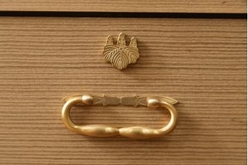 中古　美品　大阪泉州　衣装盆付き　黒檀のアクセントが粋な雰囲気を醸し出す総桐箪笥(桐たんす、着物箪笥、引き出し、チェスト)(定価約200万円)(R-053576)