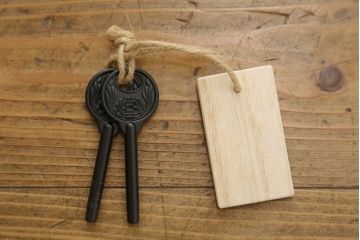 中古　美品　大阪泉州　衣装盆付き　黒檀のアクセントが粋な雰囲気を醸し出す総桐箪笥(桐たんす、着物箪笥、引き出し、チェスト)(定価約200万円)(R-053576)