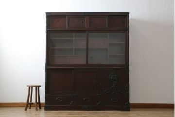中古　美品　桜木作　岩谷堂箪笥　深い木色と立派な金具が凛とした雰囲気を醸し出す茶箪笥(収納棚、戸棚、茶棚、キャビネット、茶たんす、上下バラ売り可能)(定価約100万円)(R-053577)