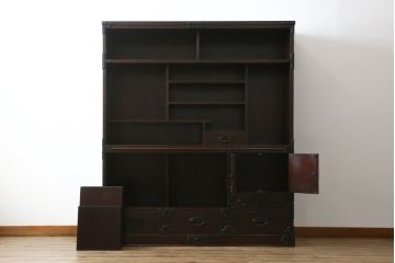 中古　美品　桜木作　岩谷堂箪笥　深い木色と立派な金具が凛とした雰囲気を醸し出す茶箪笥(収納棚、戸棚、茶棚、キャビネット、茶たんす、上下バラ売り可能)(定価約100万円)(R-053577)