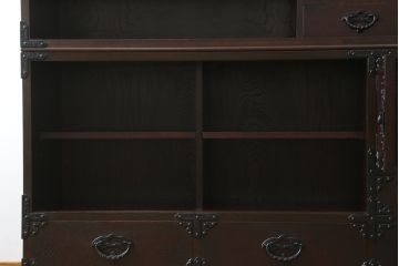 中古　美品　桜木作　岩谷堂箪笥　深い木色と立派な金具が凛とした雰囲気を醸し出す茶箪笥(収納棚、戸棚、茶棚、キャビネット、茶たんす、上下バラ売り可能)(定価約100万円)(R-053577)