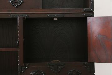 中古　美品　桜木作　岩谷堂箪笥　深い木色と立派な金具が凛とした雰囲気を醸し出す茶箪笥(収納棚、戸棚、茶棚、キャビネット、茶たんす、上下バラ売り可能)(定価約100万円)(R-053577)